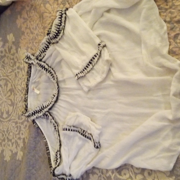 Cold Shoulder Lightweight Top - Picture 3 of 4